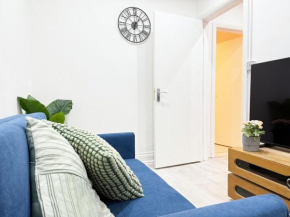 Cottage 25 mins to Central with Free Parking & Large Garden